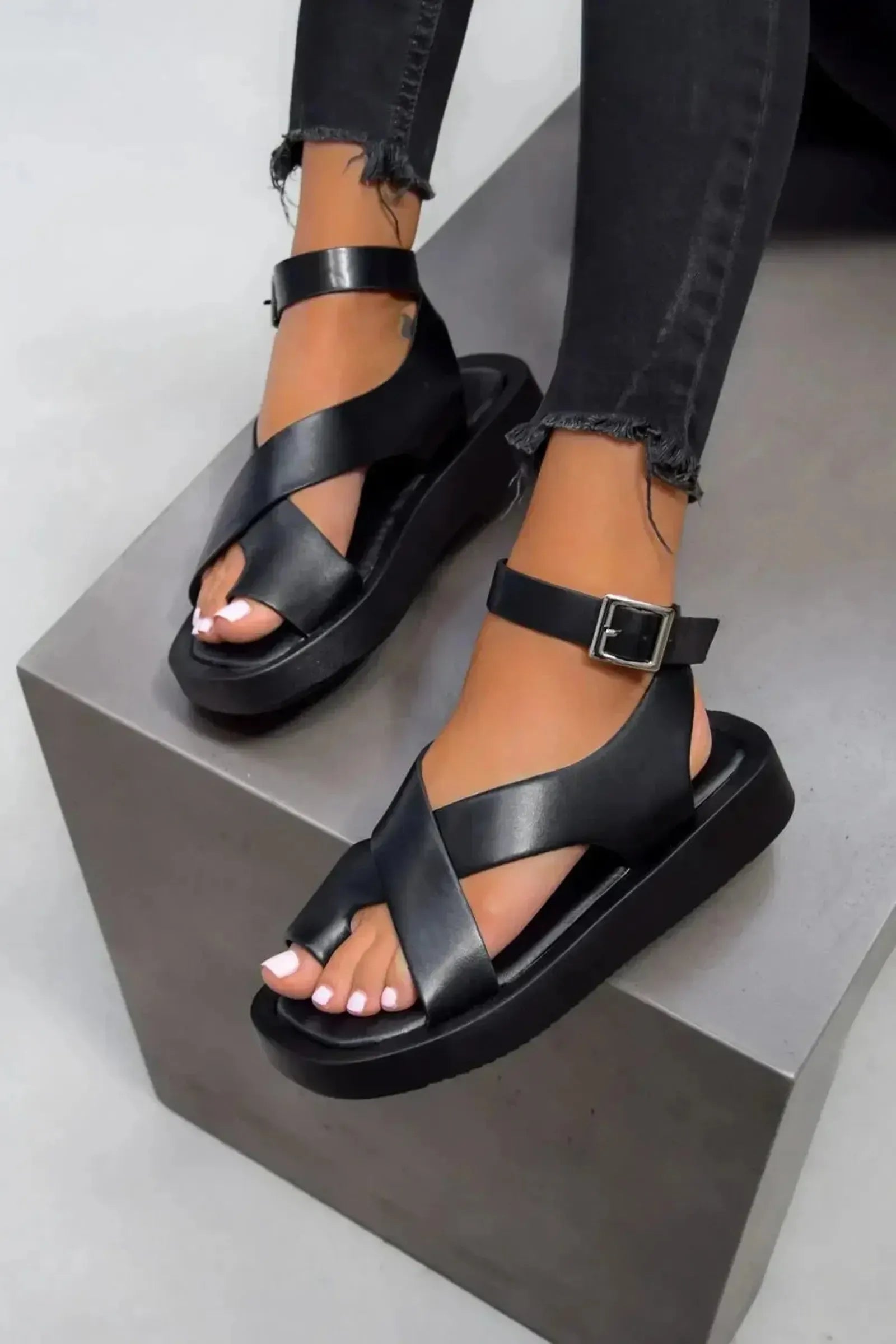 Women's Flat Sandals Cross Strap Minimalist Design Casual Footwear