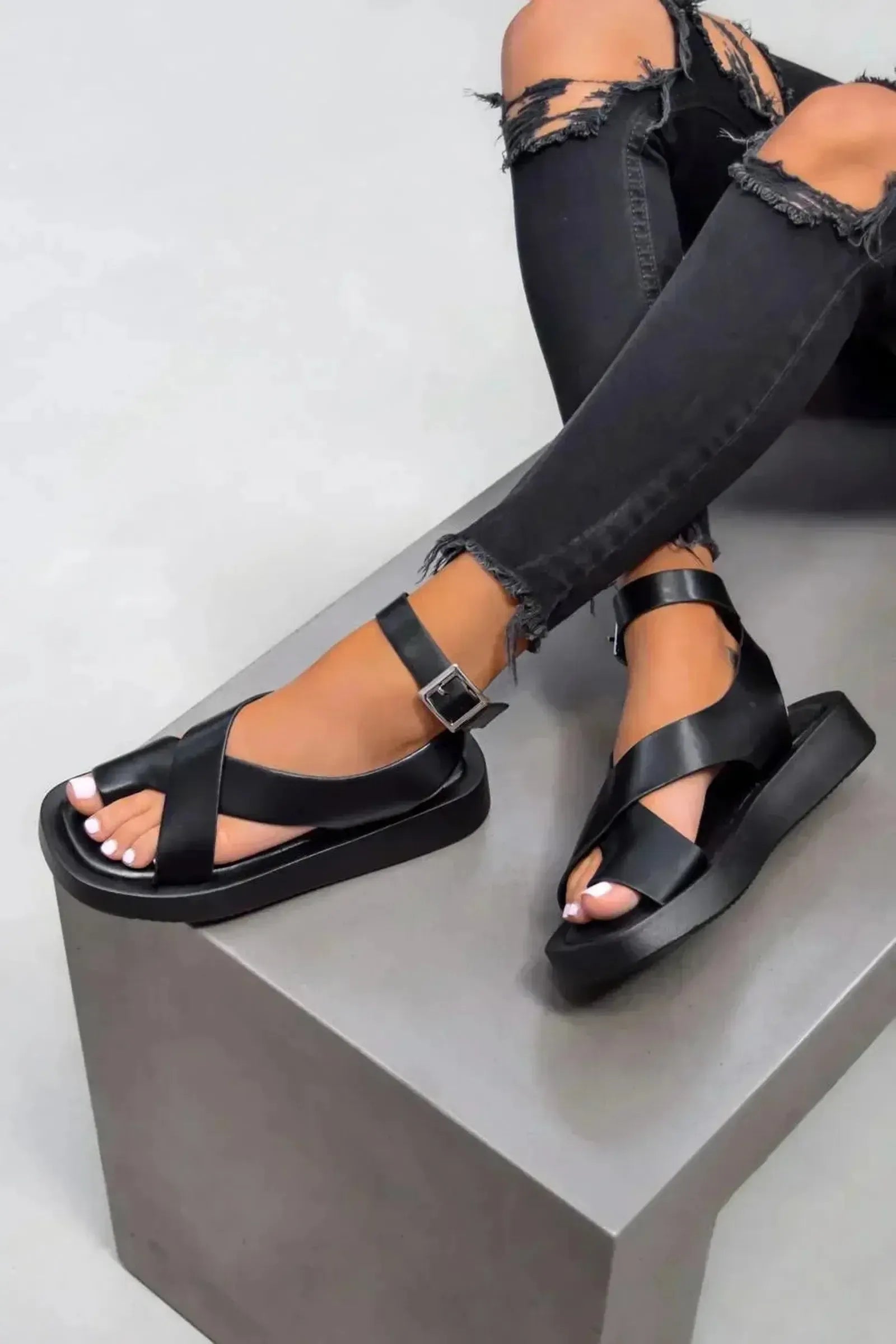 Women's Flat Sandals Cross Strap Minimalist Design Casual Footwear
